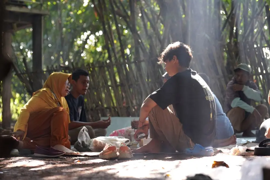 Anggota komunitas berdiskusi santai di ruang terbuka